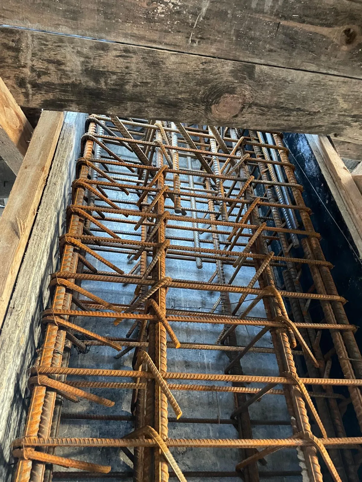 Ahşap kalıp içinde yukarıdan görünen kolon donatısı