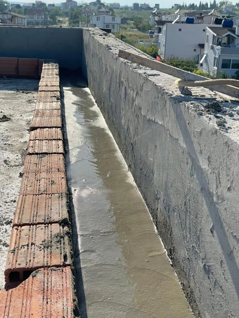 Gizli oluk kanalına şap dökümünün tuğla duvar kenarından görünümü