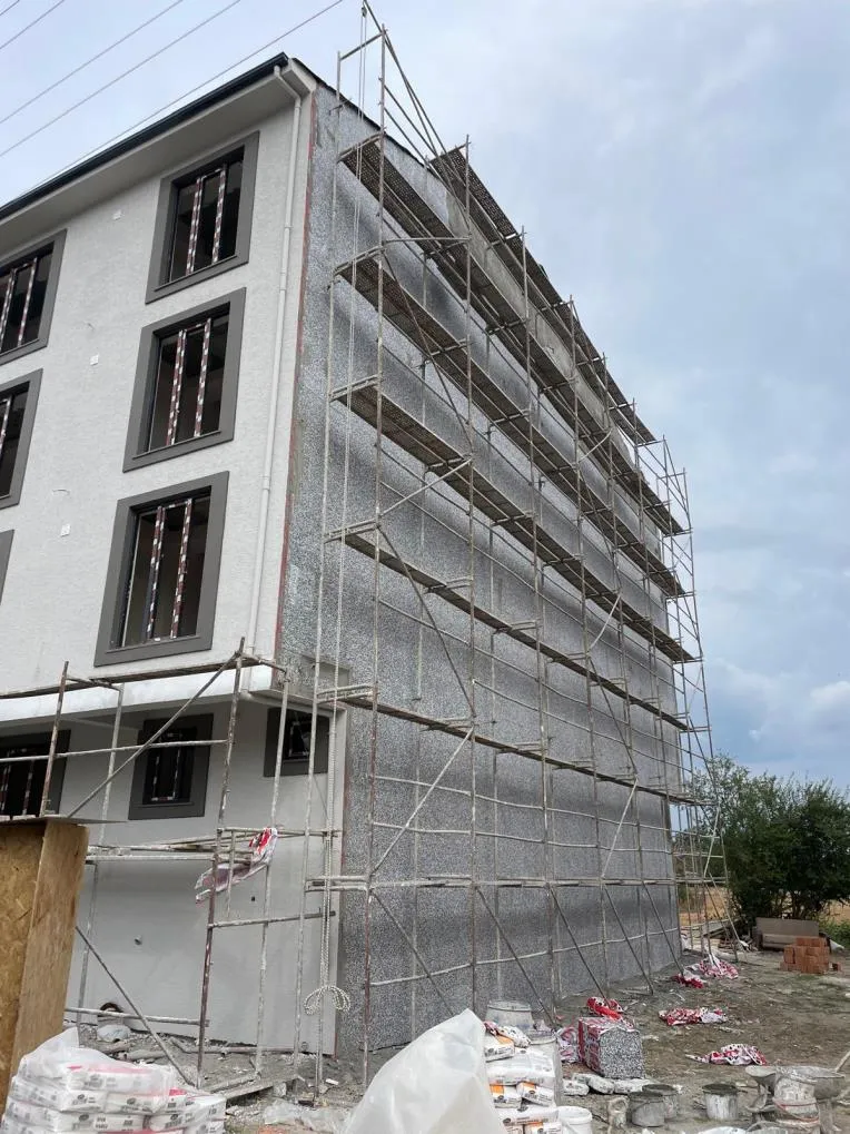 İskele kurulmuş bina cephesinde mantolama uygulaması