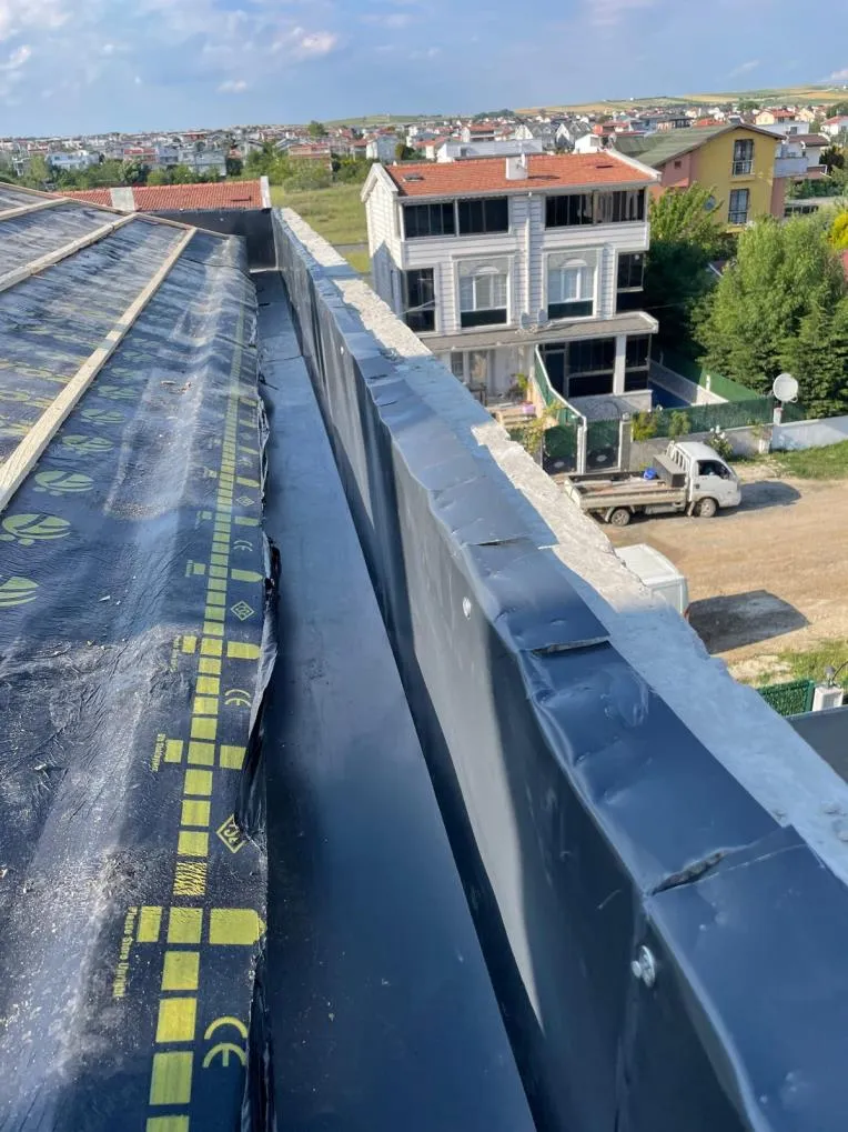 Çatı parapetine uygulanan siyah su yalıtım membranının köşe detayı